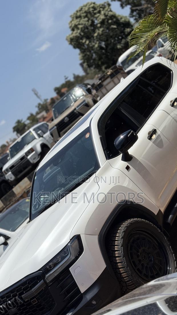 Toyota Land Cruiser LC300 2024 White