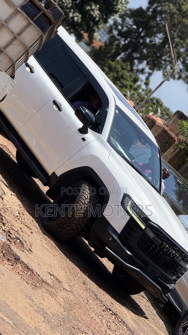 Toyota Land Cruiser LC300 2024 White