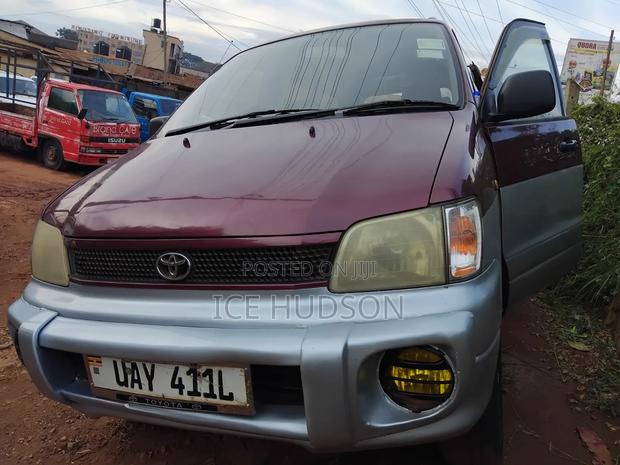 Toyota Noah 2002