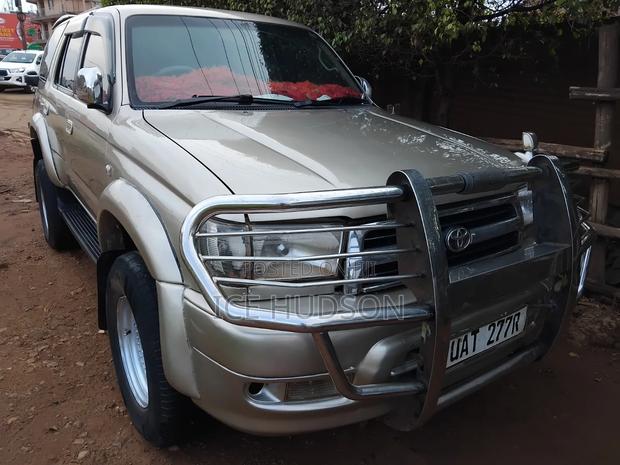 Toyota Hilux Surf 2000 Gold