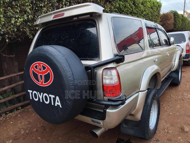 Toyota Hilux Surf 2000 Gold