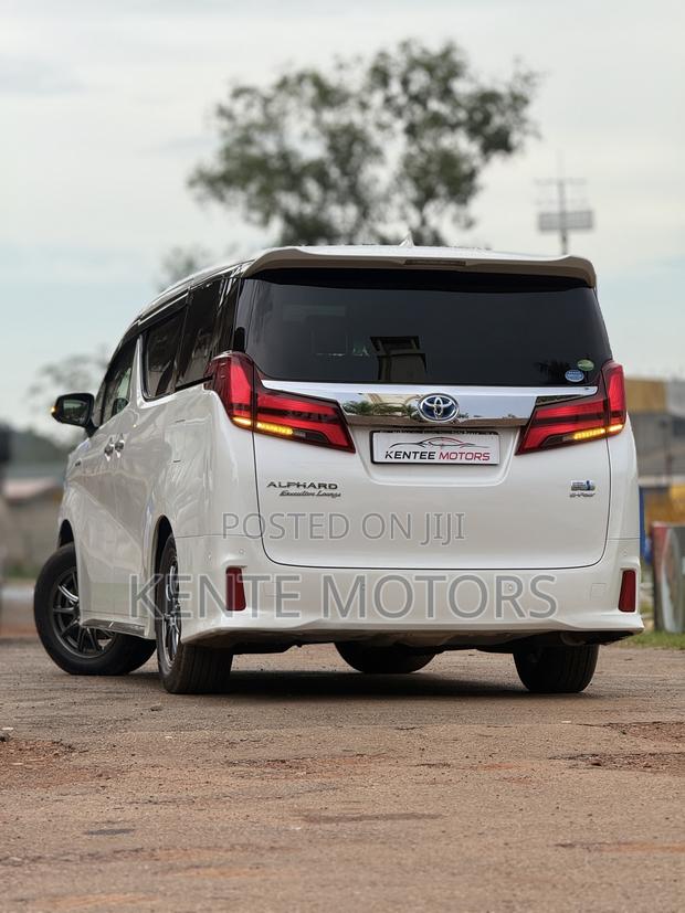 Toyota Alphard 2.5 Hybrid AWD 2023 White