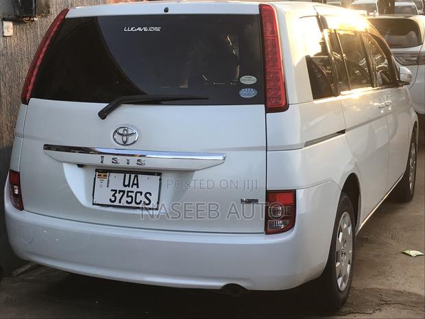 Toyota ISIS 2011 White