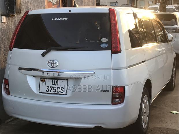 Toyota ISIS 2011 White