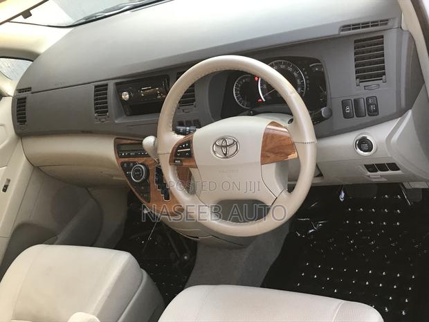 Toyota ISIS 2011 White