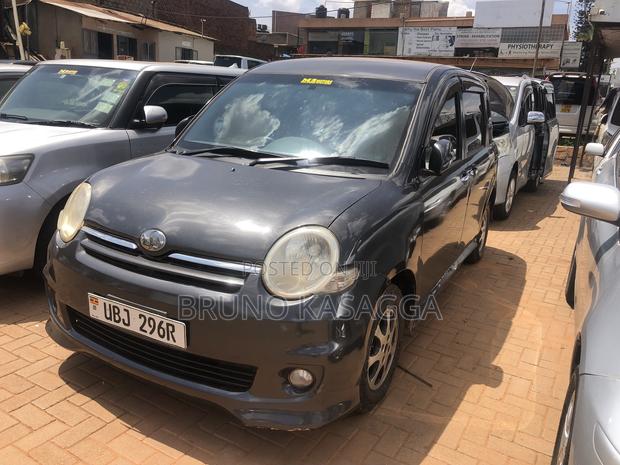 Toyota Sienta 2006 Black