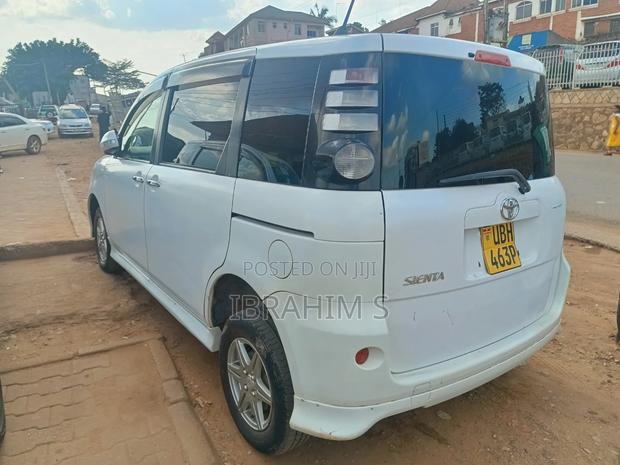 Toyota Sienta 2010 White