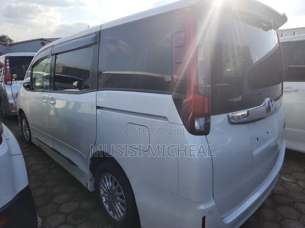 Toyota Noah 1.8 FWD Hybrid (7 seater) 2015 White