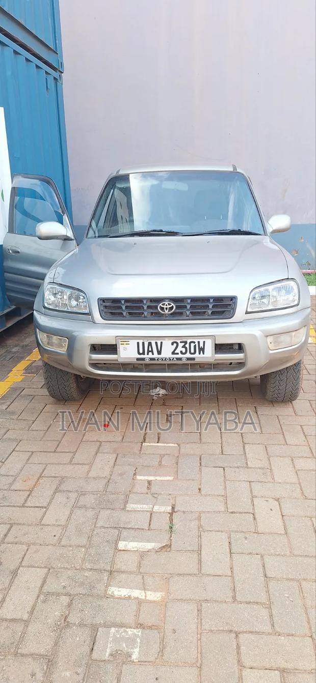 Toyota RAV4 Base FWD 1999