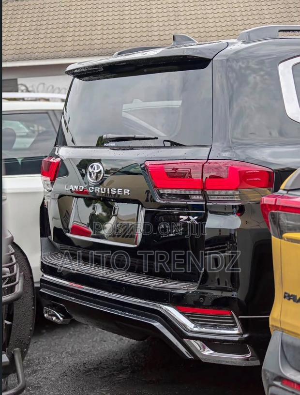 Toyota Land Cruiser LC300 2025 Black