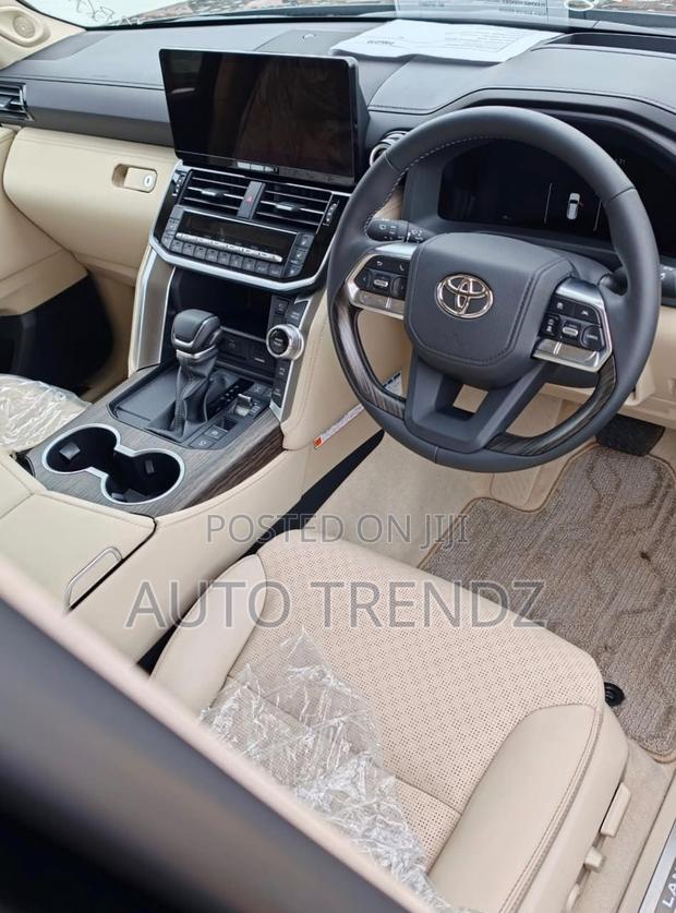 Toyota Land Cruiser LC300 2025 Black