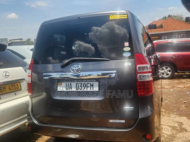 Toyota Noah 2011 Gray