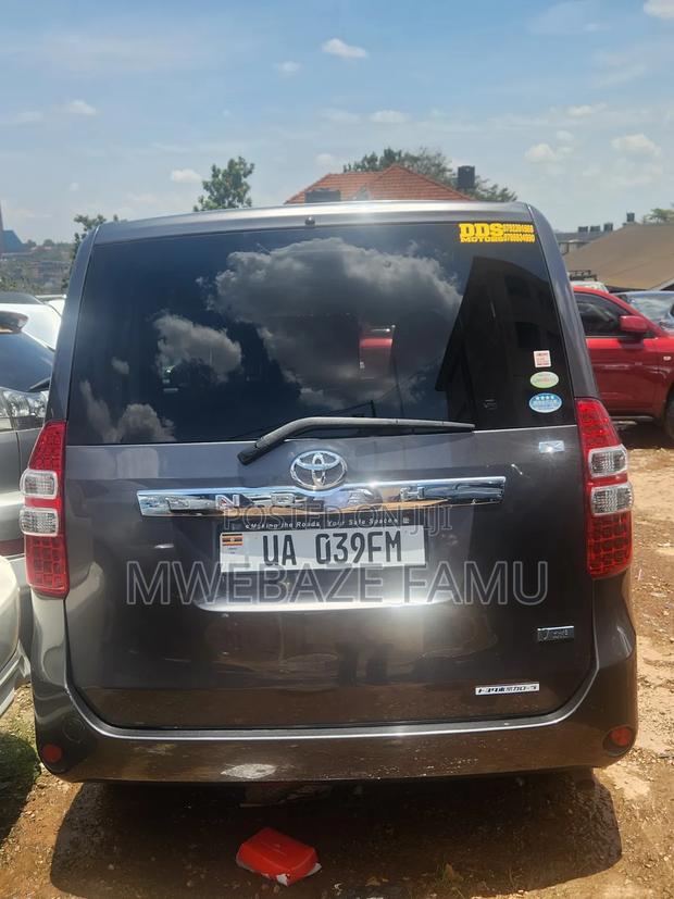 Toyota Noah 2011 Gray