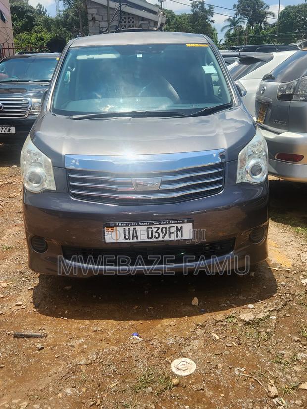 Toyota Noah 2011 Gray