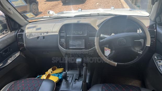Mitsubishi Pajero 2002 White