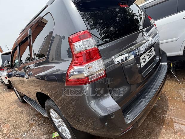 Toyota Land Cruiser Prado 2017 Gray
