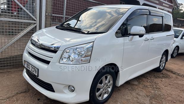 Toyota Noah 2010 White
