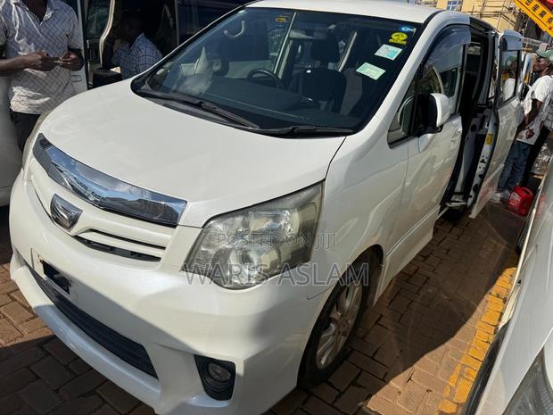 Toyota Noah 2013 White