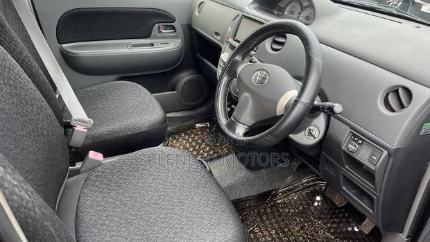Toyota Sienta 2011 Gray