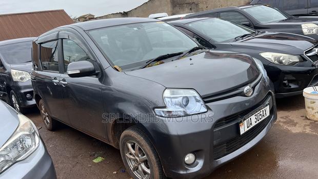 Toyota Sienta 2011 Gray
