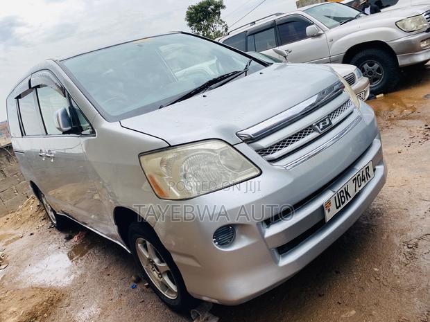 Toyota Noah 2005