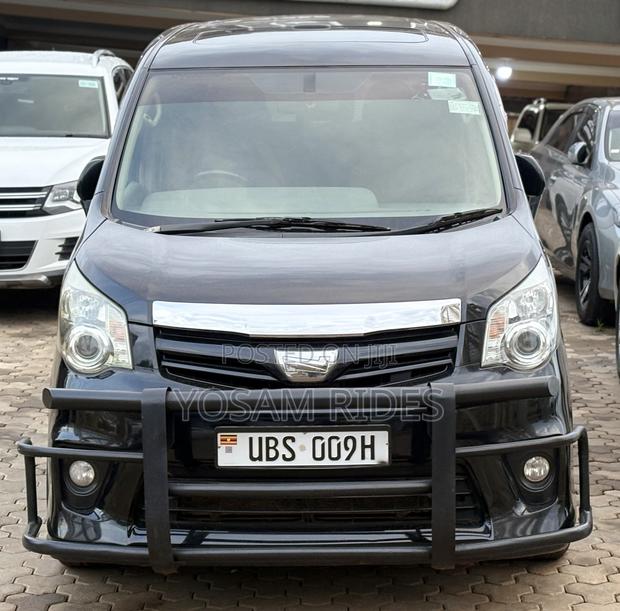Toyota Noah 2.0 158hp FWD (7 Seater) 2011 Black