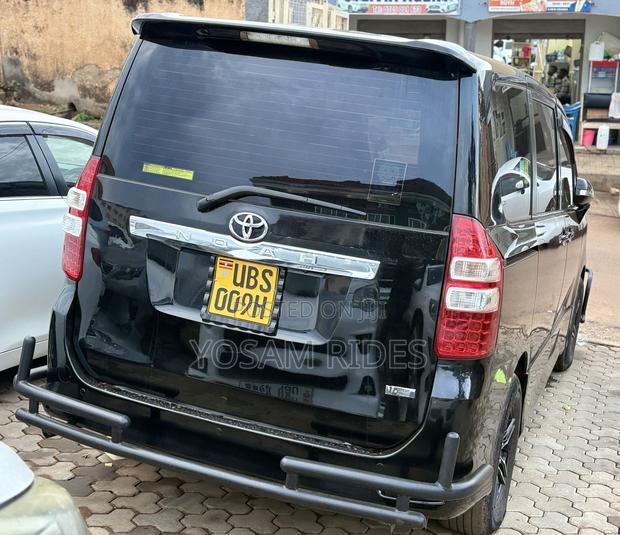 Toyota Noah 2.0 158hp FWD (7 Seater) 2011 Black