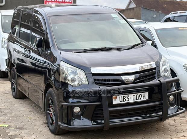 Toyota Noah 2.0 158hp FWD (7 Seater) 2011 Black
