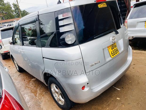 Toyota Sienta 1.5 FWD 2007 Silver