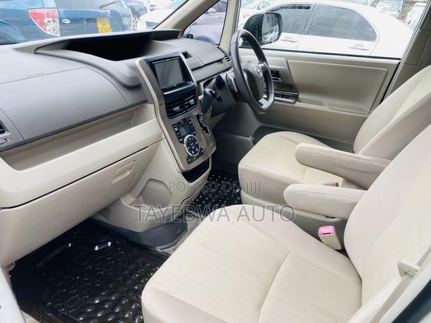 Toyota Noah 2012