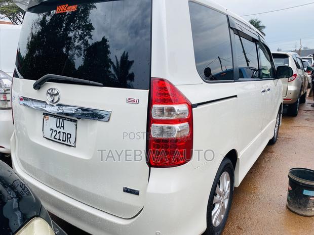 Toyota Noah 2012