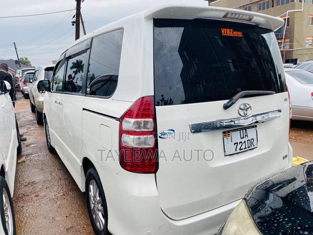 Toyota Noah 2012