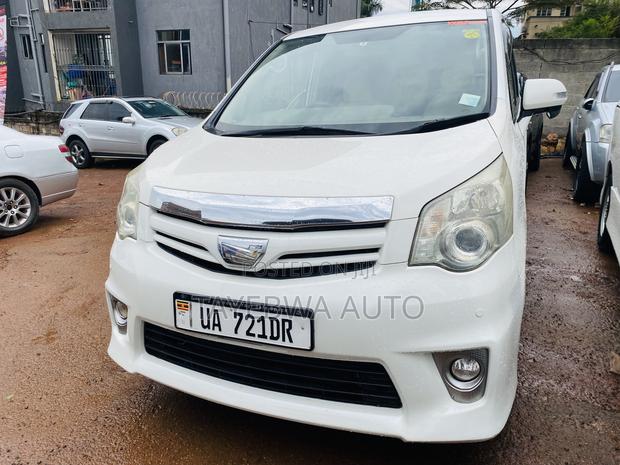 Toyota Noah 2012