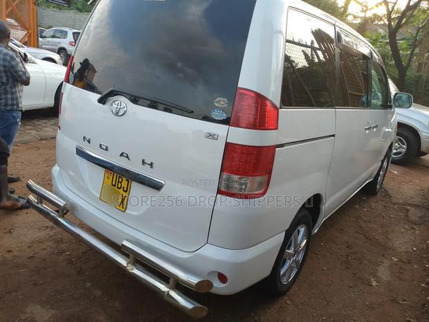 Toyota Noah 2.0 AWD (8 Seater) 2006 White