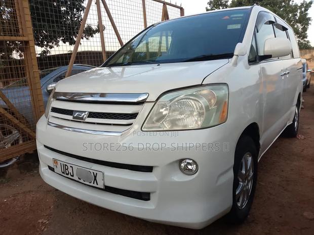 Toyota Noah 2.0 AWD (8 Seater) 2006 White