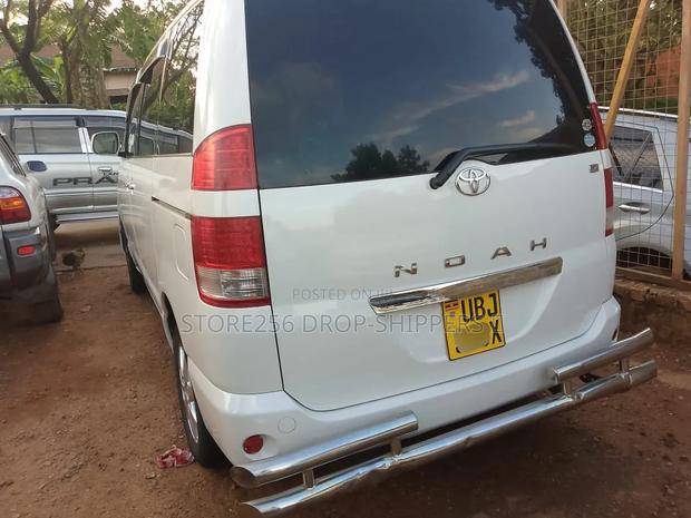 Toyota Noah 2.0 AWD (8 Seater) 2006 White