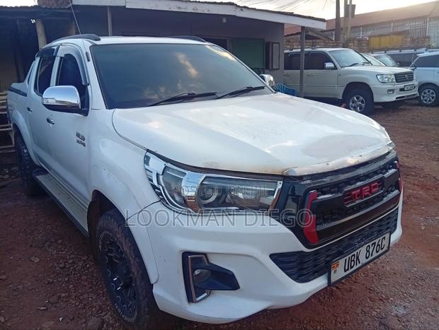 Toyota Hilux SR 4x4 2014 White
