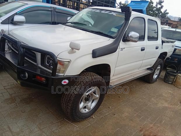 Toyota Hilux 1999 White