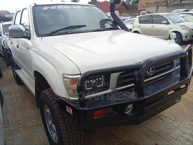 Toyota Hilux 1999 White