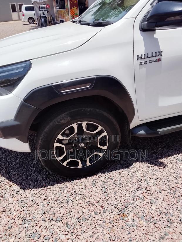 Toyota Hilux 2021 White