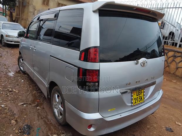 Toyota Noah 2006 Gray