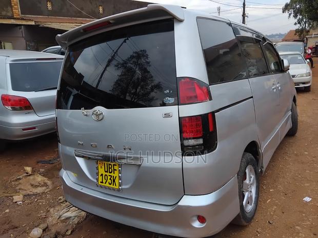 Toyota Noah 2006 Gray
