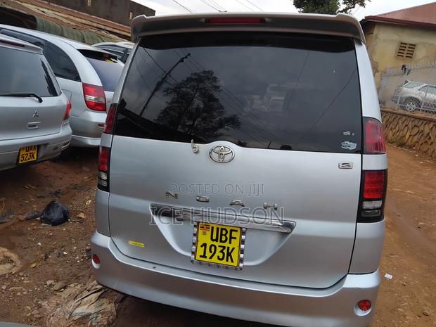 Toyota Noah 2006 Gray