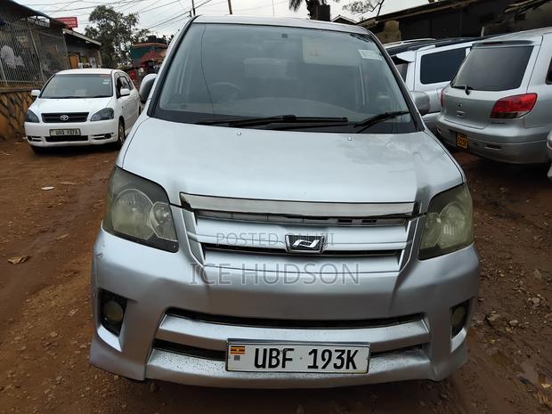 Toyota Noah 2006 Gray