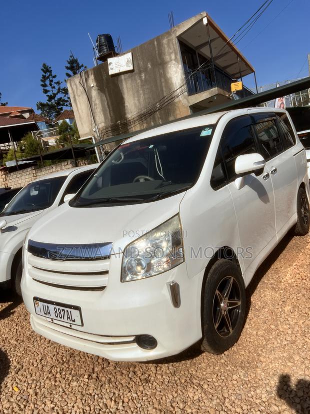 Toyota Noah 2.0 143hp AWD (7 Seater) 2010 White