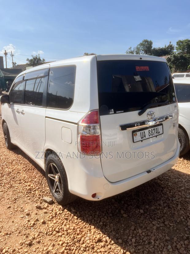 Toyota Noah 2.0 143hp AWD (7 Seater) 2010 White