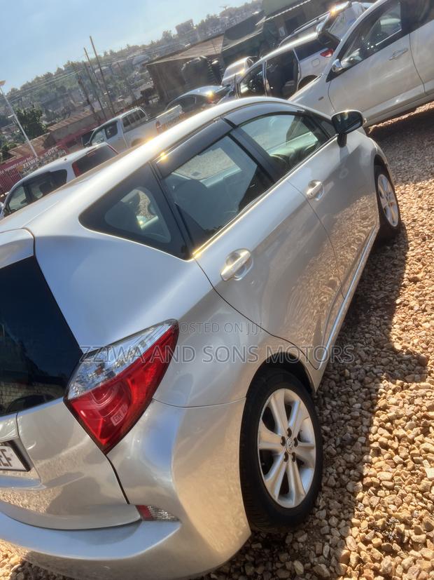 Toyota Ractis 1.5 AWD 2015 Silver