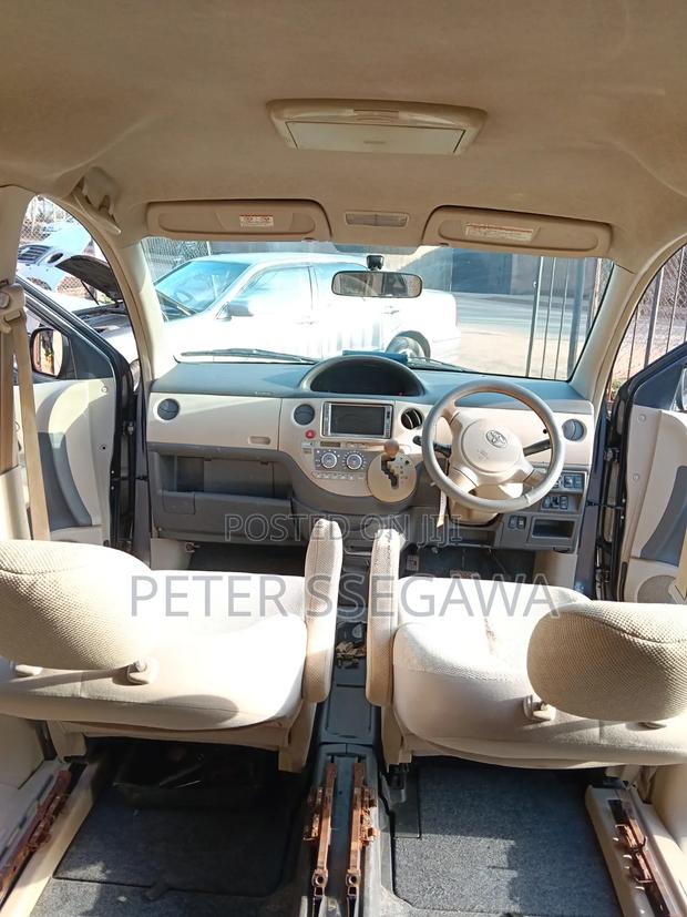 Toyota Sienta 2007 Gray