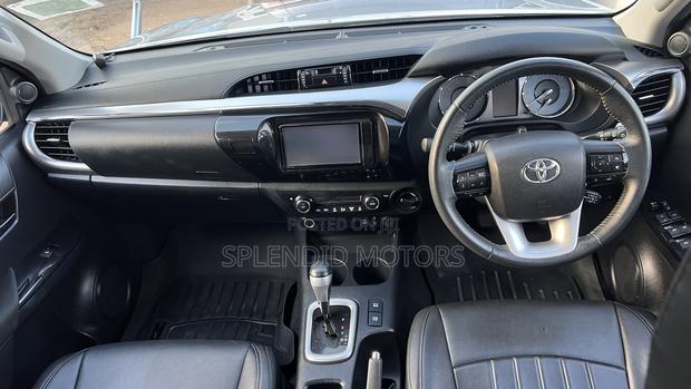 Toyota Hilux 2020 Gray