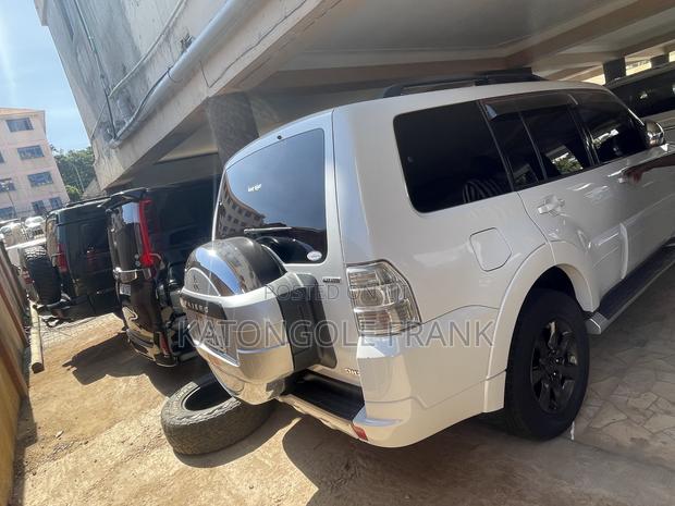 Mitsubishi Pajero 2012 White